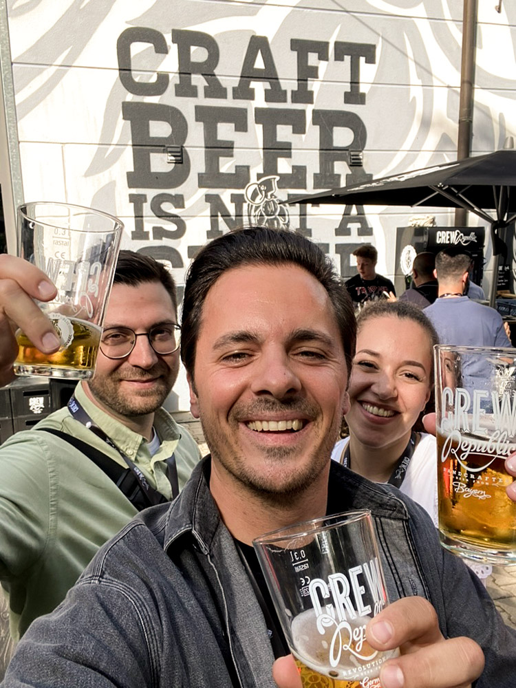 Selfie von drei Personen, welche mit dem Crew Republic Bier anstossen