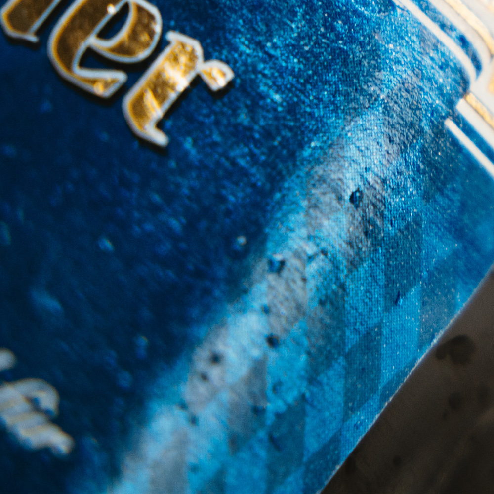 Ein Etikett eines Bieres der Schwarzbrau in blau