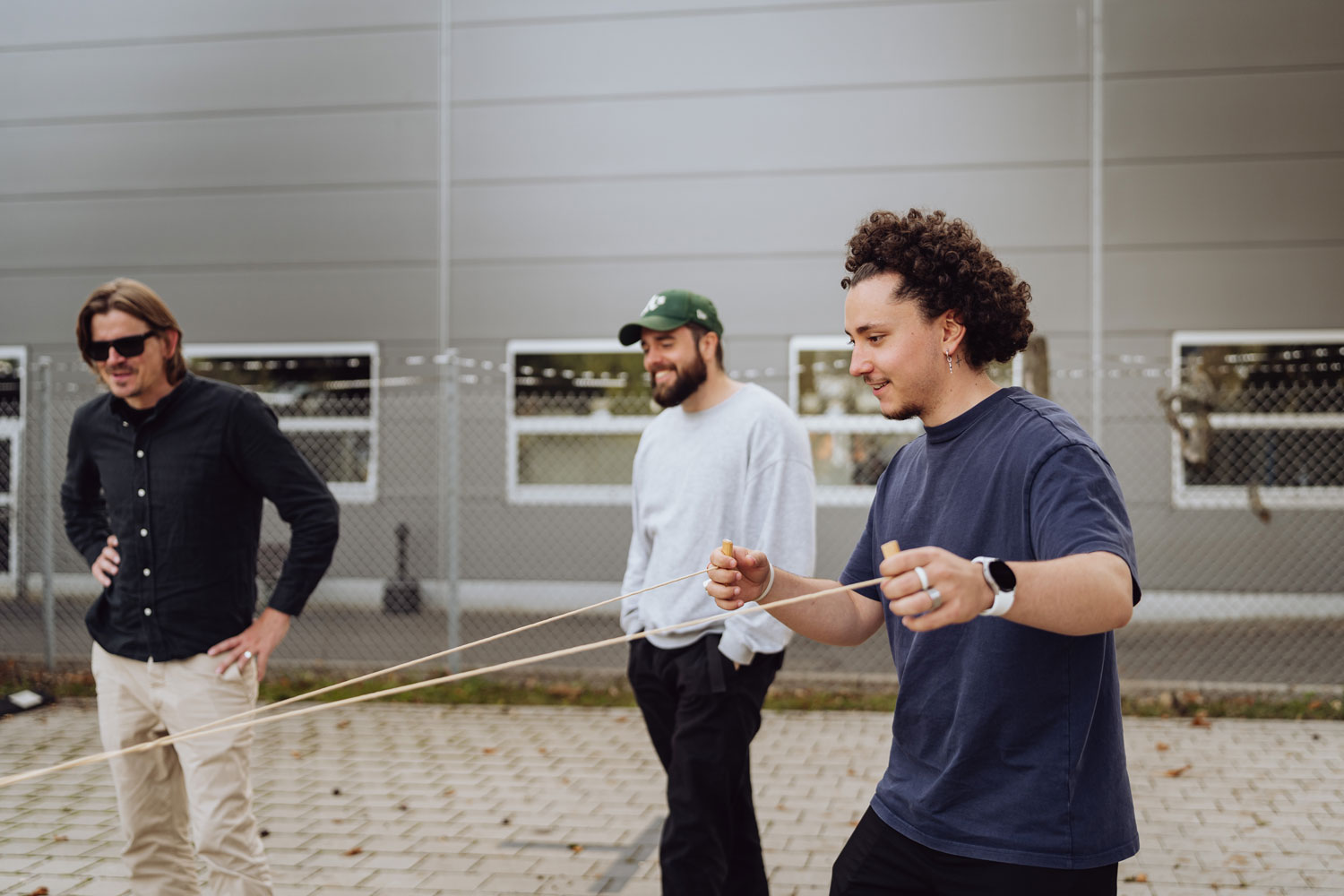 Drei Mitarbeitenden von I*AM am kniffeln einer Aufgabe als Teil eines Teambuilding.